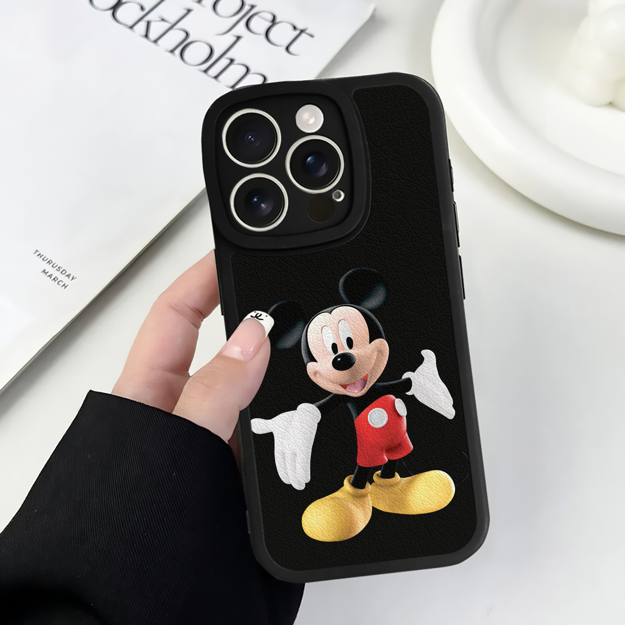 （画像用） ミッキーマウス Mickey Mouse 【iPhone 16シリーズ対応】シリコンスマホケース（レザー調） 材質：シリコン